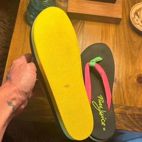 Pure Juice Women's Black and Neon Pink Flip Flops - Picture 7 of 9